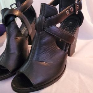 Women's wide heel shoe